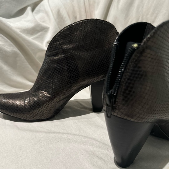 Born 👑 Crown back zip Heels - Picture 2 of 12